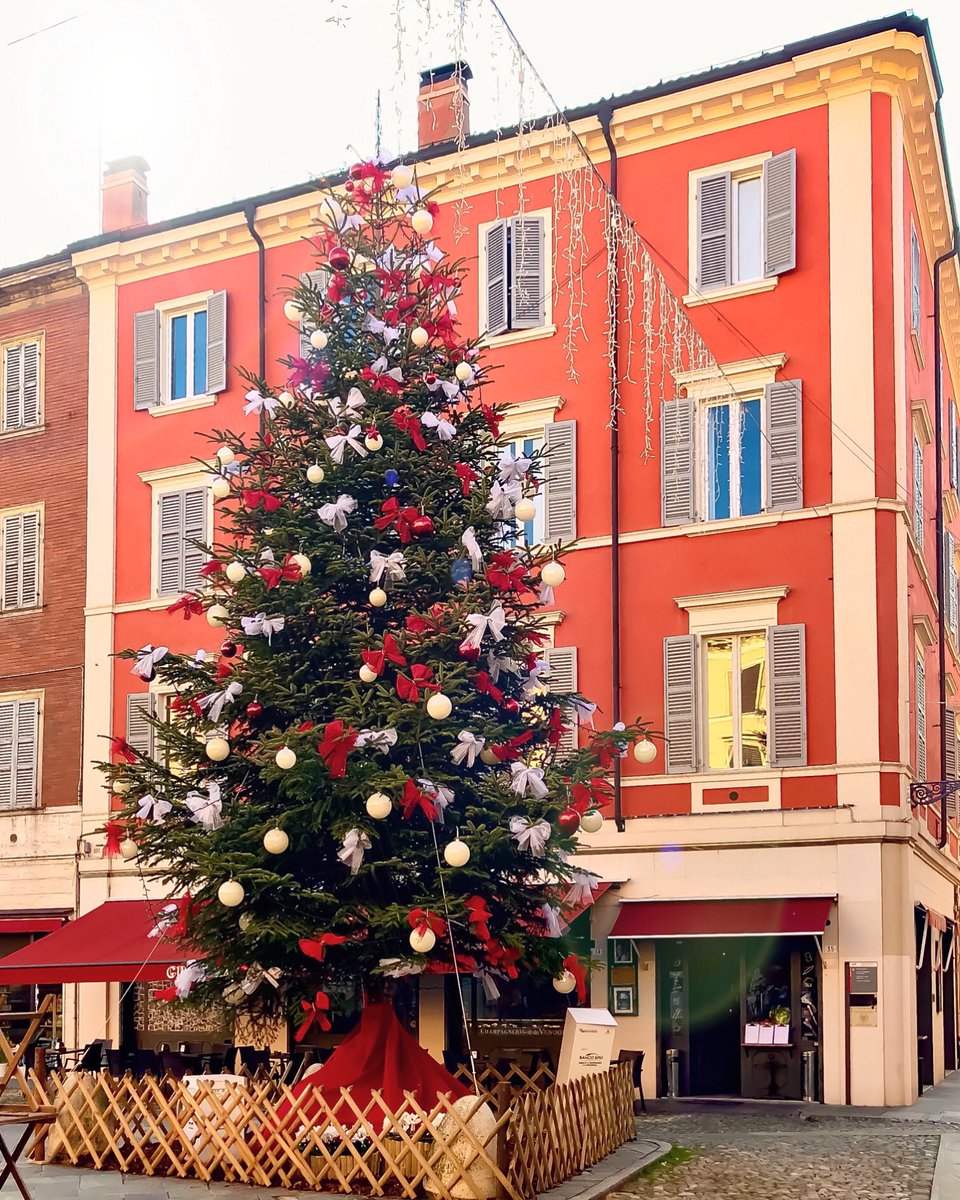 Un #Natale color pastello... Oggi camminavo per il centro e complice la bella giornata mi sono lasciata conquistare da questo scorcio natalizio dai caldi colori pastello. Ormai non manca molto alle feste e la città si è accesa e addobbata per l’occasione ❤️ #Modena #mymodenadiary