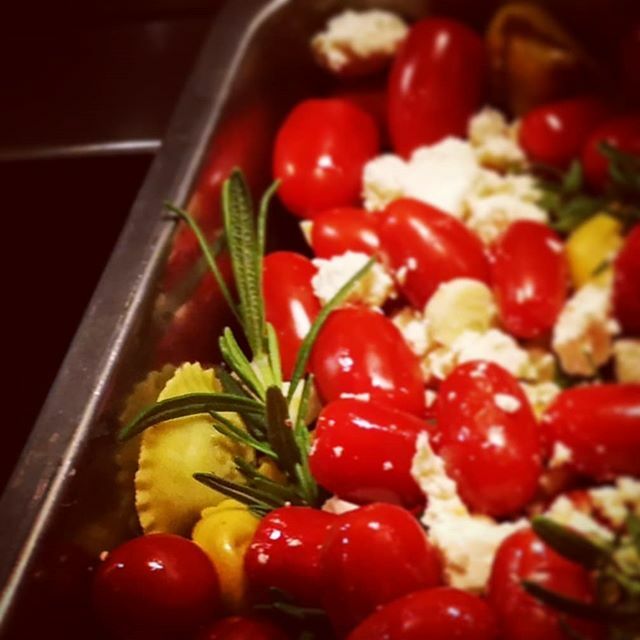 roxitus's tweet photo. Ravioli, feta, tomato, oliveoil, garlic, chili, rosmary, honey, blackpeppers, salt &amp; mediterranean food is here in the  darkness.#food #oliveoil #finland #heat200 #25min #healthyfood #njam #njamnjam https://t.co/cWKRoypYB6 https://t.co/kP7RmbT4O6