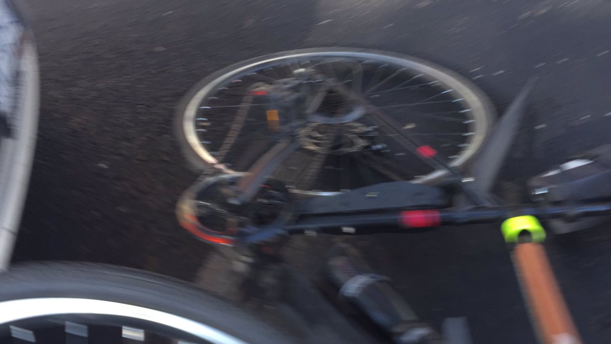 Hirepunk's tweet photo. Mi bici acaba de ser arrastrada por este auto, el conductor dice que puede circular en carril contraflujo y tengo que quitarme cuando él quiera pasar porque “se va incorporando” por al menos 50 mts. Urgen examen de manejo y sanciones a infractores. @Claudiashein @andreslajous https://t.co/SYoZqd3JRq