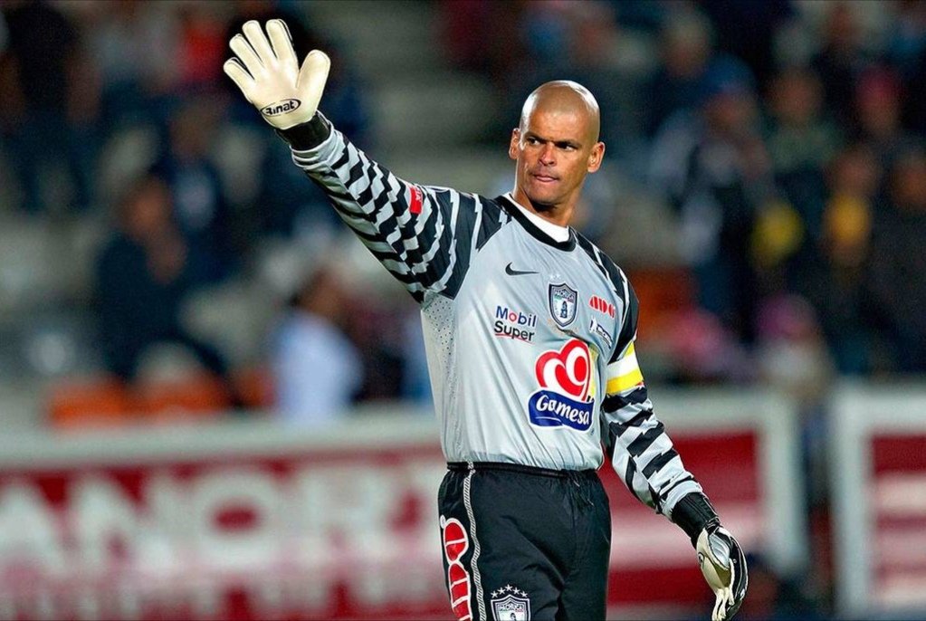 paobh97's tweet photo. "Si volviera a nacer, me llamaría Miguel Calero. Sería portero, y defendería a huevo los colores de Pachuca." 💙⚽
Siete años ya de tu partida, sigue volando alto, cóndor
#VuelaAltoCóndor
#ElShowman
#MiguelCalero
#tuzos https://t.co/5l5SZPYgM3