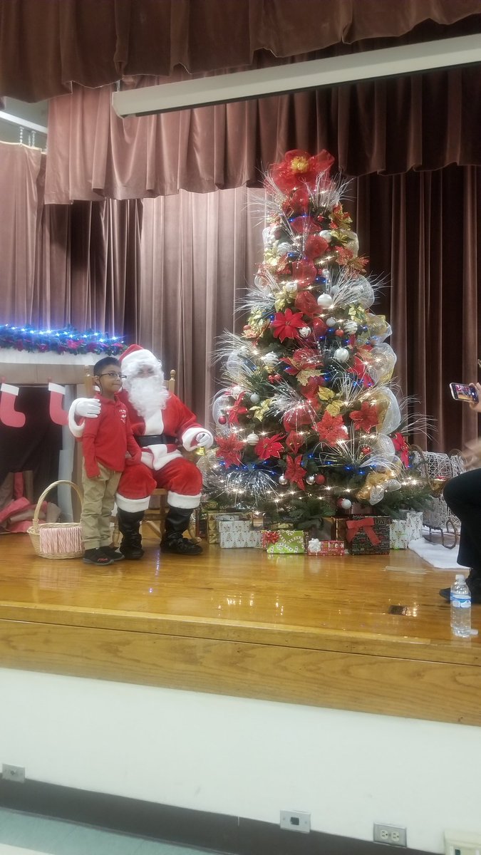 Oates students taking pictures with Santa.  <a href="/MelissaMelchor8/">Melissa Melchor</a> <a href="/HoustonISD/">Houston ISD</a> <a href="/HisdOates/">Oates_HISD</a>