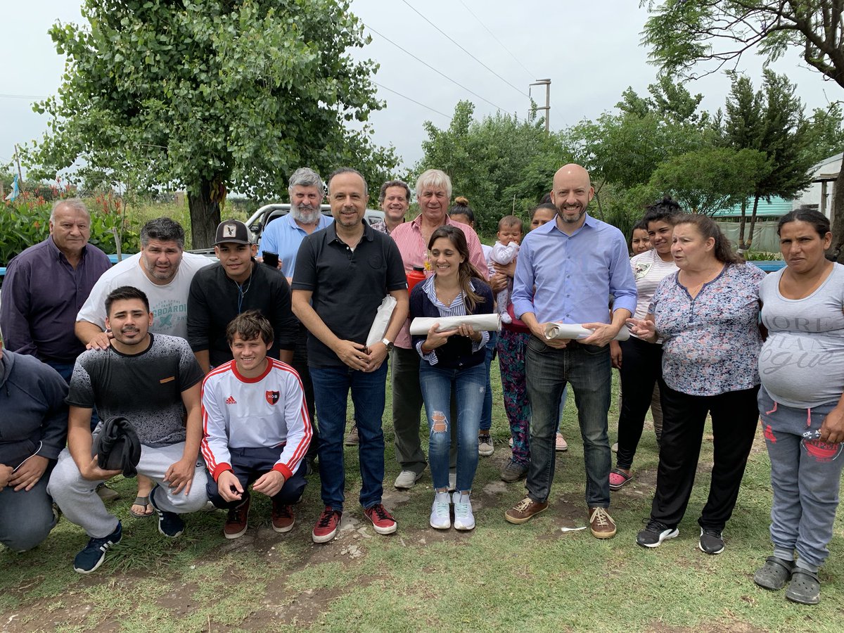 En #Rosario visitamos huertas sustentables en barrios carenciados como Santa Lucia y Las Flores. Que oportunidad enorme tenemos de escalar huertas y granjas que mejoren el perfil alimentario de los pibes y sentido de pertenencia social #ArgentinaContraElHambre <a href="/LicDanielArroyo/">Daniel Arroyo</a>