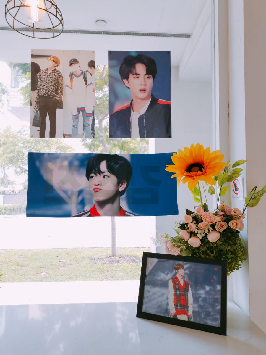 04l21992's tweet photo. Thank you so much to everyone for coming for #eatjincafesg 💕💕 We are so thankful for all the support!  Hope everyone enjoyed themselves celebrating Jin's birthday with us 🥰

-2019 #JinDay- https://t.co/8jX6kaZTXA