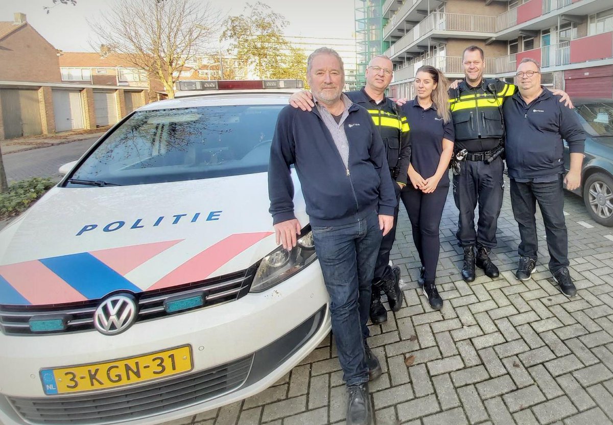 Grote waardering voor Johan, Ebru en Gerard, huismeesters van woningcorporatie #Parteon in onze wijk. Ook zij dragen iedere dag 'n grote steen bij aan de leefbaarheid in #Krommenie. Bovendien hebben ze altijd lekkere koffie👍

#samensterk #politie #ogenenoren #signaleren