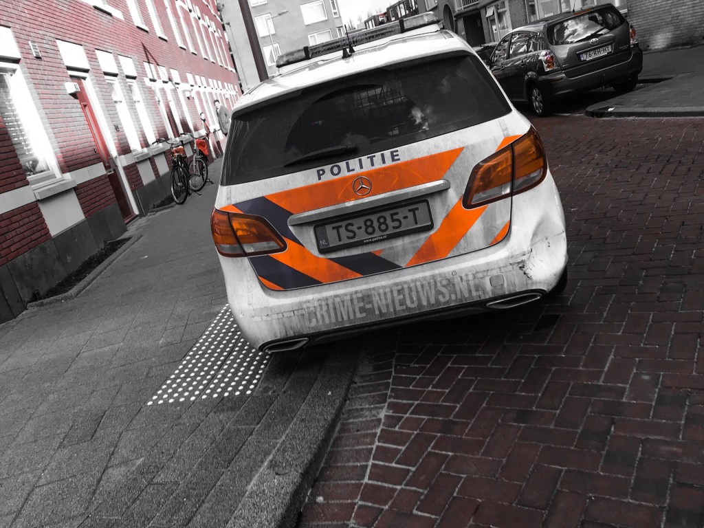 Politieagent schiet na op heterdaad betrappen tweetal bij diefstal uit politieauto..