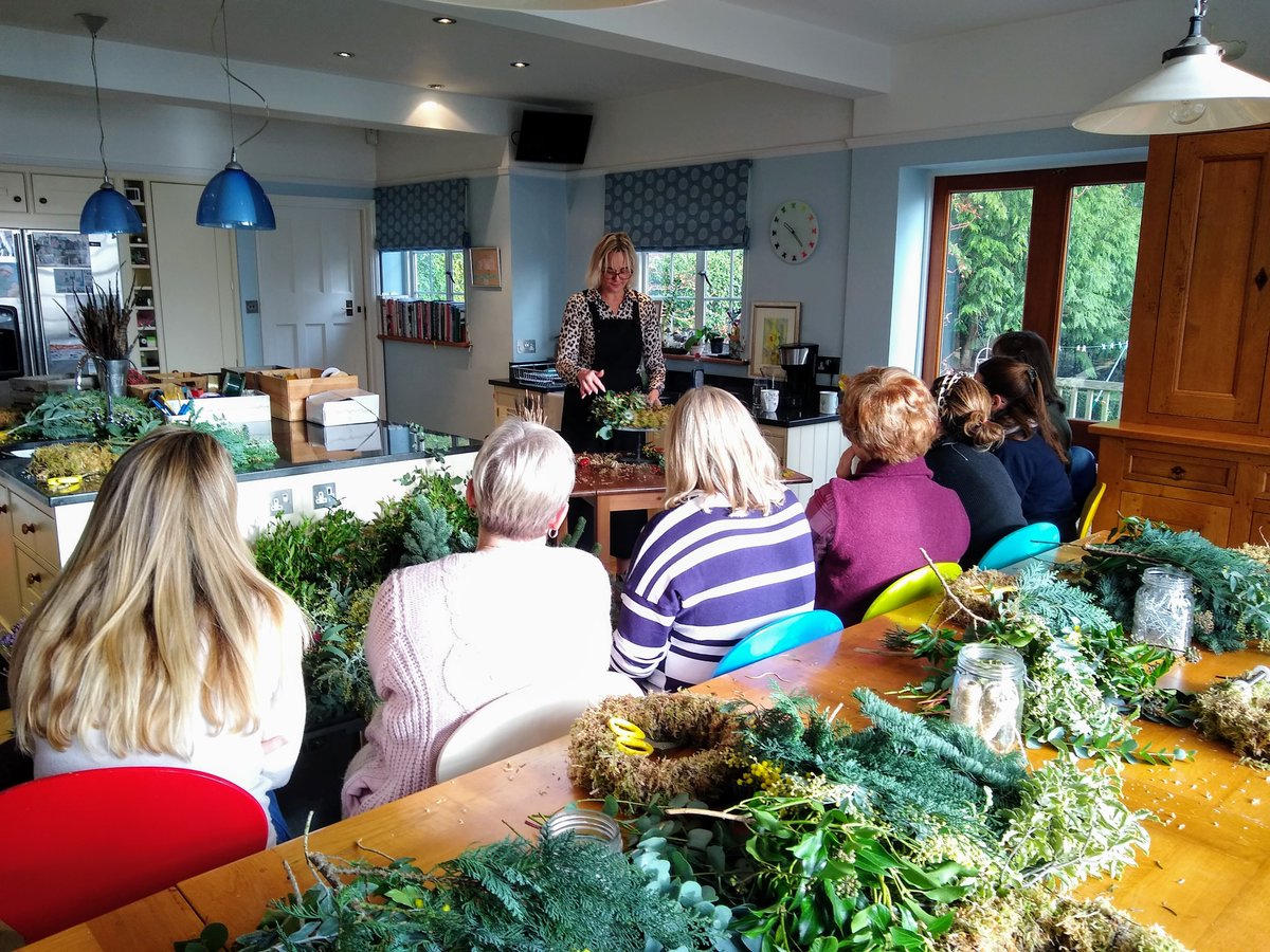 Great #ChristmasWreaths made this morning with Lindsey from The White Horse Flower Company in #Newbury. See the photos here: bit.ly/2LkRGt2