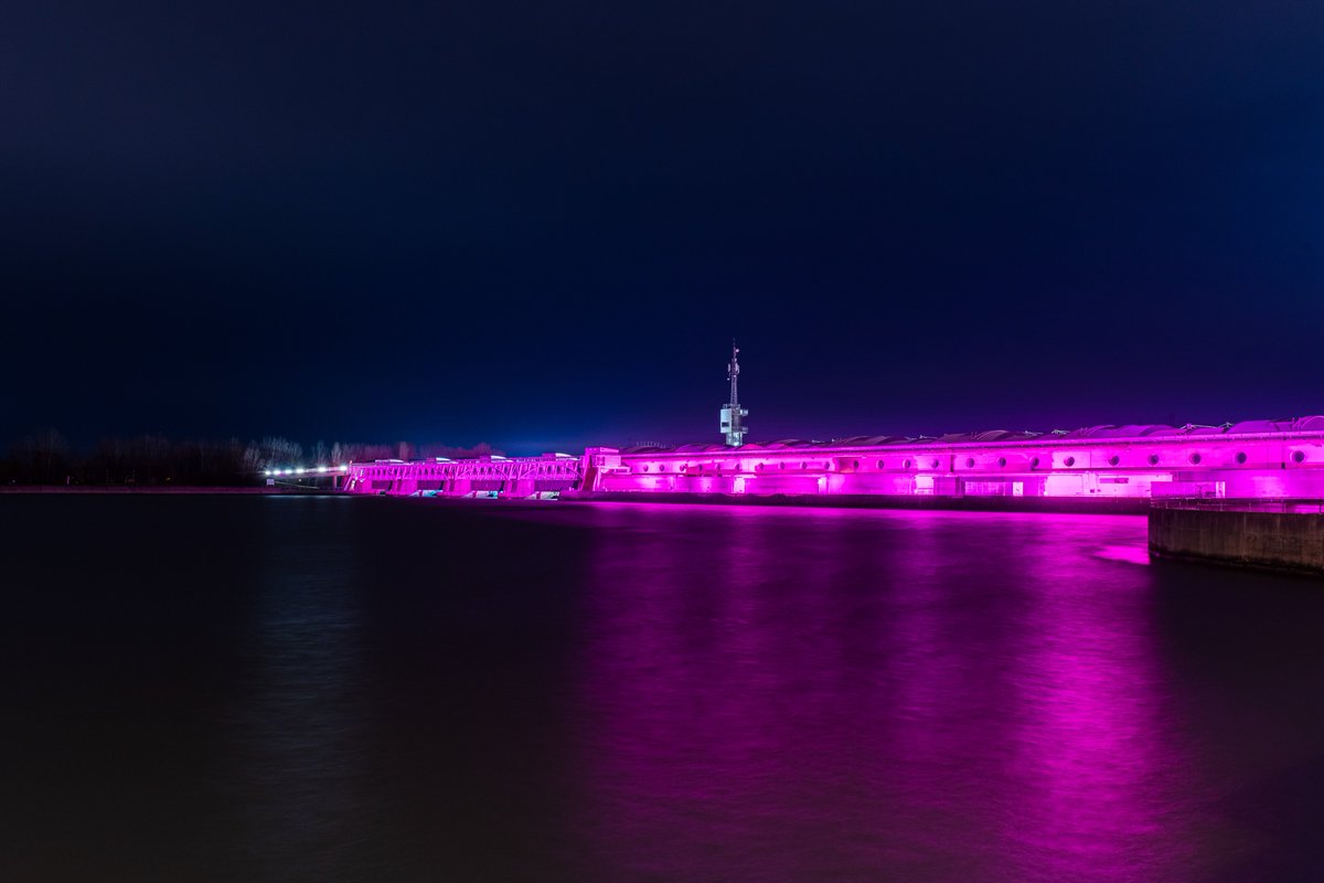 via_donau's tweet photo. #PurpleLightUp für Kraftwerk & Schleuse! Gestern startete zum Internationalen Tag der Menschen mit Behinderung auch am Kraftwerk #Freudenau eine sehenswerte Lichtaktion. Alles lila! Ziel: ein Zeichen setzen für #Barrierefreiheit im öffentlichen Raum.👍💪#donauliebe #wasserstraße https://t.co/MuOtQ0J2n5