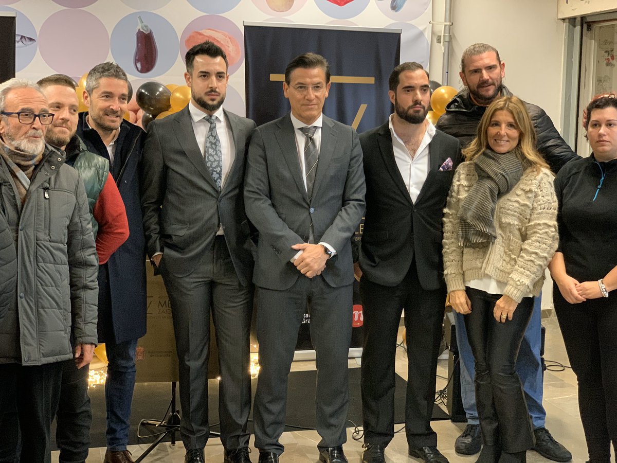 LuisSalvador's tweet photo. Los mercados tradicionales son fundamentales para ofrecer productos de proximidad a sus vecinos más cercanos. Los comerciantes de Merca80 han presentado hoy su asociación para modernizar uno de los mercados más emblemáticos de #Granada. #GranadaSaleACompetir https://t.co/bIcjqhXnCs