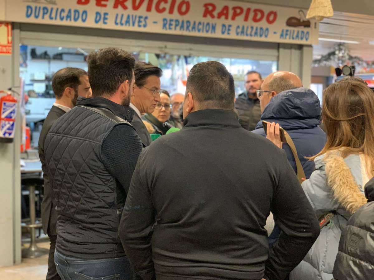 LuisSalvador's tweet photo. Los mercados tradicionales son fundamentales para ofrecer productos de proximidad a sus vecinos más cercanos. Los comerciantes de Merca80 han presentado hoy su asociación para modernizar uno de los mercados más emblemáticos de #Granada. #GranadaSaleACompetir https://t.co/bIcjqhXnCs