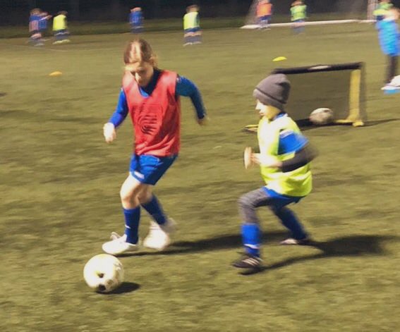 Guillermo041281's tweet photo. Hoy con los benjamines del @CDSportBernesga hemos comenzado las sesiones de tecnificación de Diciembre mejorando la técnica individual y los cambios de dirección @adidas_ES @CoerverSpain #metodocoerver #leonesp https://t.co/ScPWZmZAdm