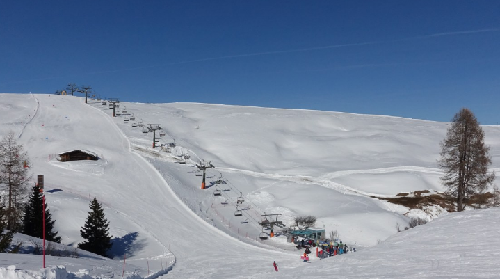 anef_ski's tweet photo. Anche il giro del mondo comincia con il primo passo fuori dalla porta di casa: indossate la tuta e calzate gli scarponi.
Domani aprono l’area sciistica @alpedisiusi e quella @VGardena, 175 chilometri di piste e 80 impianti di risalita.
Una neve più fresca di così, non c'è! #ANEF https://t.co/xCG5oNEgS2