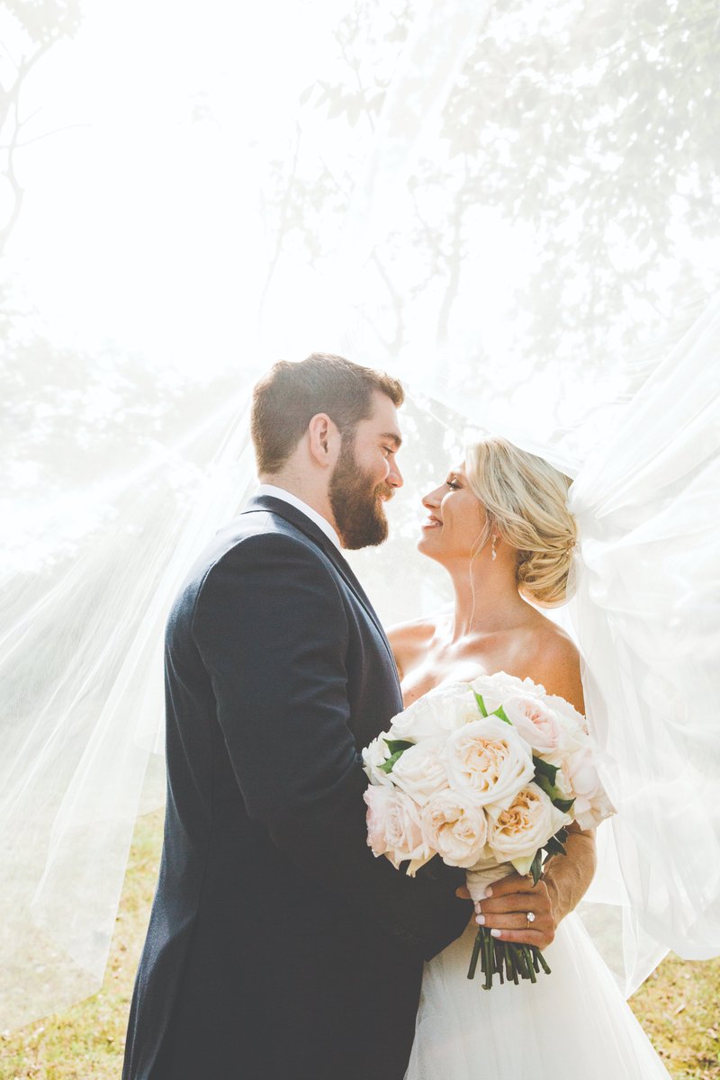 #weddingwednesday inspiration.
High School Sweethearts Joy &amp; Taylor, reunited after college and wed at #castlehill in 2018.
newportweddingmagazine.com/2019/12/joy-ta…