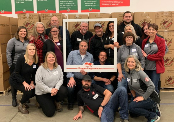 ferron_grant's tweet photo. Why I❤my Job @KinCanada - These folks never rest. Like the @SCKinsmen, Kinettes &amp; employees @Monarch_Roofing volunteering @SPCan packing shoe boxes to spread Christmas cheer worldwide. #operationchristmaschild #ilovepackingshoeboxes #santaselves #ProudToBeKin #GiveBackHaveFun https://t.co/gzePDRXvKV