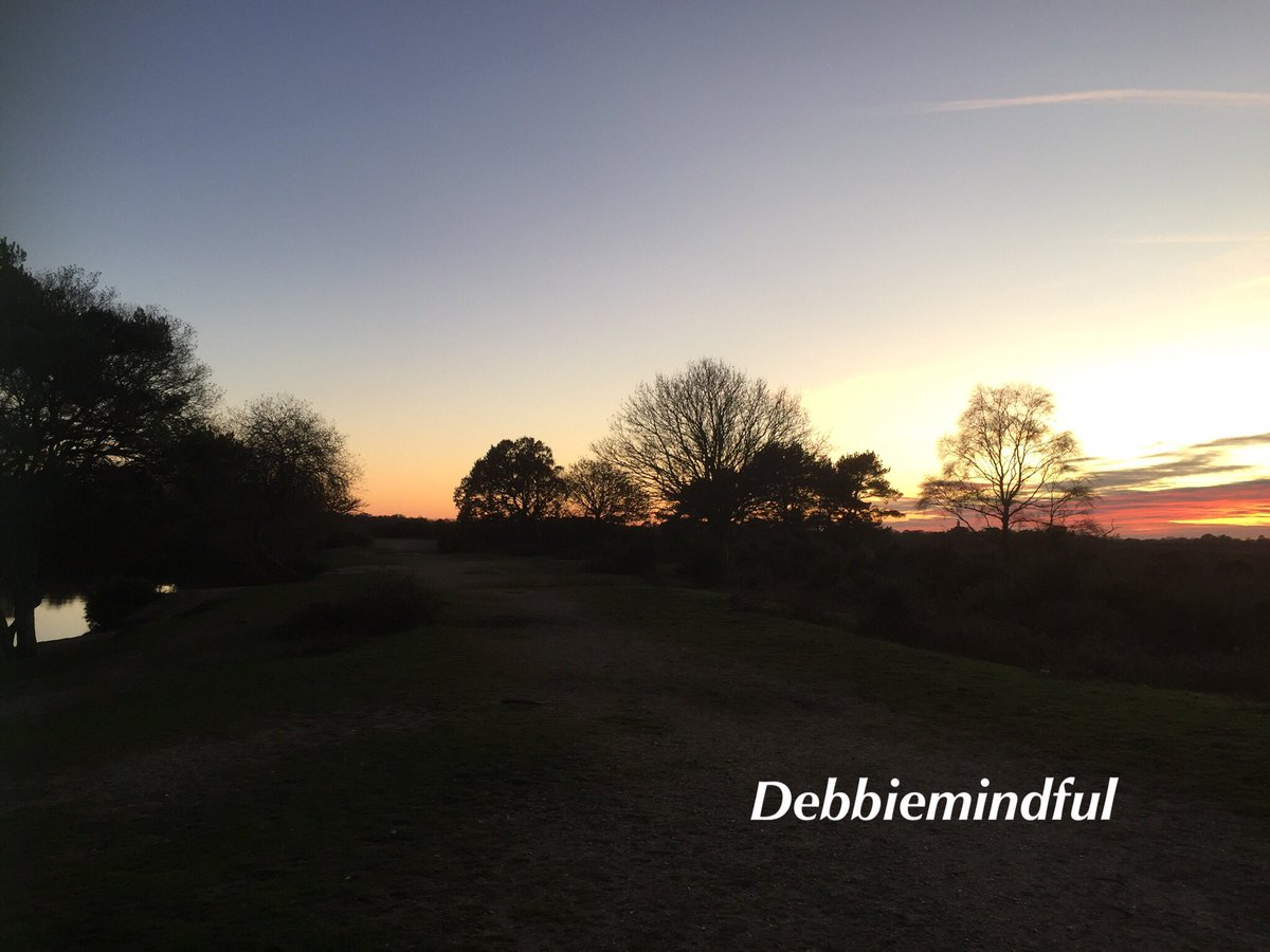 debbiemindful's tweet photo. Have you been able to enjoy the beautiful sunsets and sunrises we have had over the past couple of days?  #sunrise #sunset #gratitude #mindfulness https://t.co/feweZXexHd