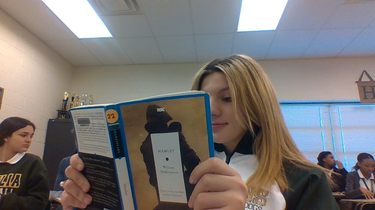 maddiefayelat's tweet photo. I´m THE example of why Cecilia shouldn´t have chromebooks... #welcometoclass https://t.co/I7sXKkHVEj