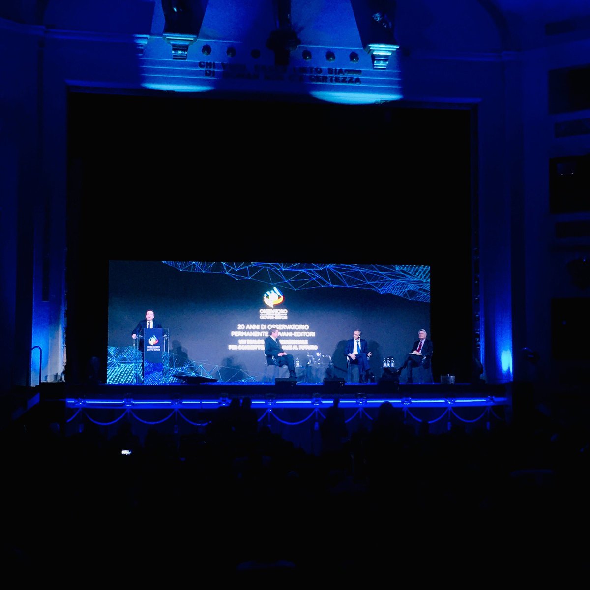 Andrea Ceccherini accoglie sul palco gli ospiti di questo evento per celebrare l’inaugurazione della nuova edizione del progetto #YoungFactor #opge