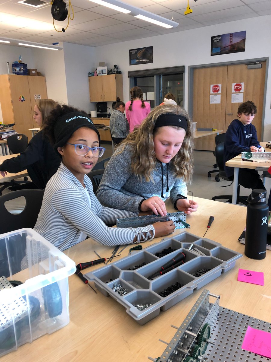 GalvinSTEM's tweet photo. 6th Grade STEM students are doing a great job designing and building mechanisms! https://t.co/wYfghQ0w6J