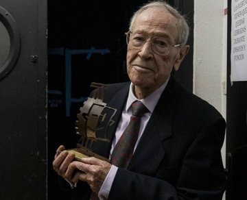 Hogwartssite's tweet photo. Nos acaba de dejar Claudio Rodríguez, el actor de doblaje que dio voz a nuestro Albus Dumbledore. Varitas al cielo, potterheads. https://t.co/BeiwQgkfON