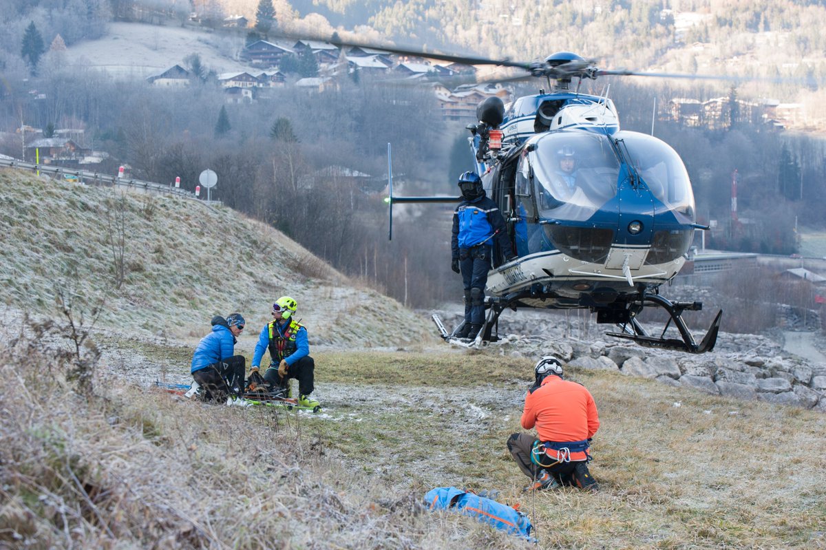 PoliceNationale's tweet photo. [#IlsSontPoliciers] Bastien, #CRSmontagne, se forme aujourd'hui à #Chamonix avec 9 personnes pour devenir Chef des opérations de secours au #CNEAS. Ils participent à un exercice mobilisant plus de 35 secouristes. Objectif : secourir 3 skieurs en perdition depuis la veille. https://t.co/QQDY7NawFK