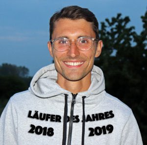 WebmasterLAC's tweet photo. Glückwunsch an #maratom: nach der Wahl zum „Straßenläufer des Jahres“ (Vorjahressieg wiederholt 👍) wird er auch unter den Profis zum „Läufer des Jahres 2019“ gewählt! Wir drücken die Daumen für die Tokio-Quali... https://t.co/7ESCQ50GSb