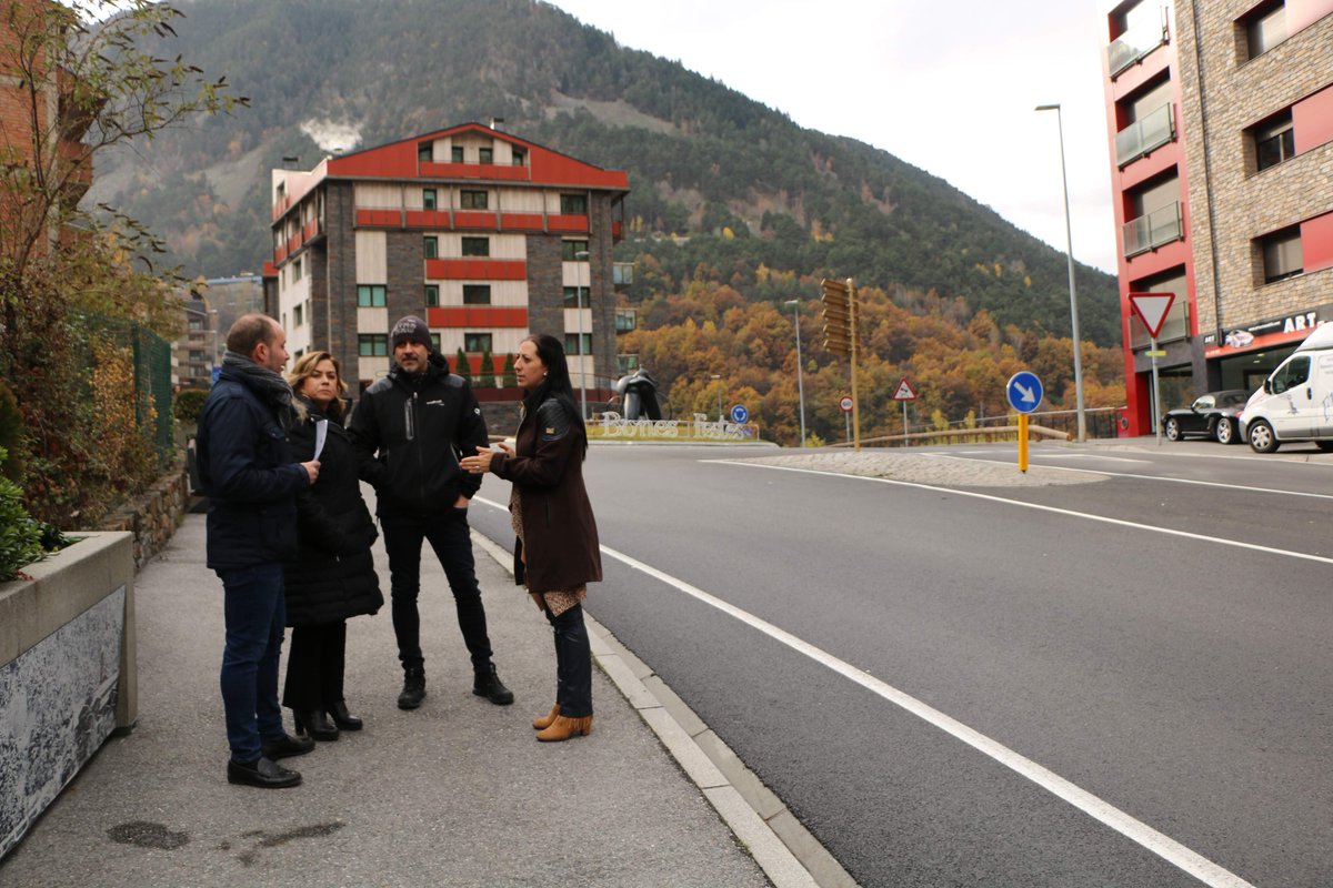 UnioEE's tweet photo. 🚌 Posarem en marxa un bus parroquial gratuït per als joves i per majors de 65 anys per millorar la qualitat de vida dels ciutadans dels barris allunyats del centre.

Llegeix la notícia 👉 https://t.co/GePjLmAI6D

#FetsXEscaldesEngordany #EC2019 https://t.co/7lAdAPEKki