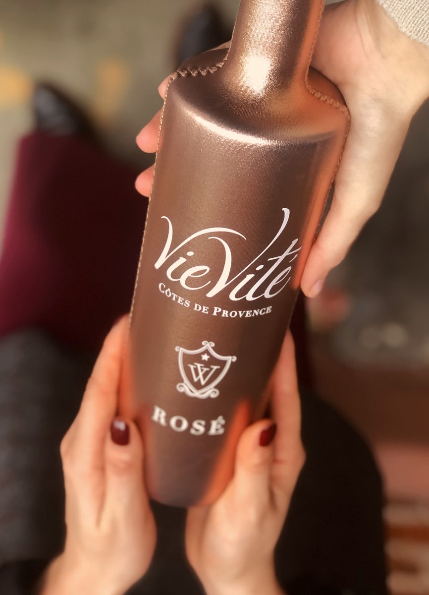 VieViteRose's tweet photo. The best gifts come in rose gold sleeves. Get our limited-edition VieVité Rosé bottle wrapped in a rose gold sleeve for the person at the top of your list. https://t.co/h3wlVke4Vw
