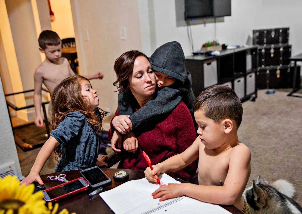 anjalitsui's tweet photo. 1/ Jessica Albritton took out a $700 loan from a company called Loans for Less. 

You won’t believe the nightmare that happened next. 

She had four kids and made $10 an hour. It had been a hard year. Christmas was coming up. 

THREAD https://t.co/lkbv6d4Y5N