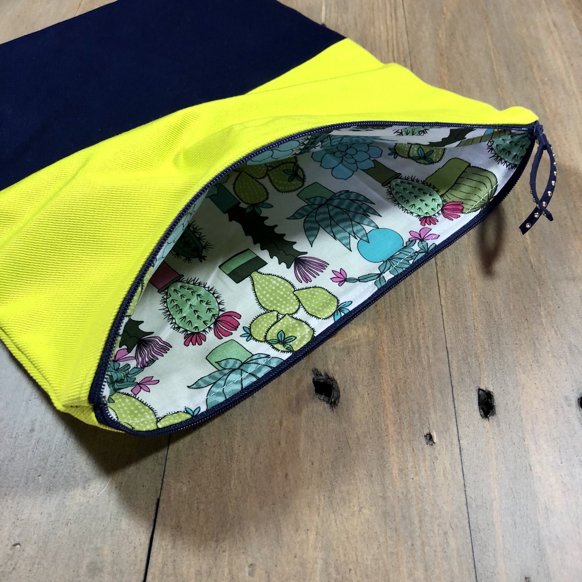 Gotta a lot of stuff? Foldover #bags provide #options to carry a little or a lot! 🕶💳📚 #ShopPP