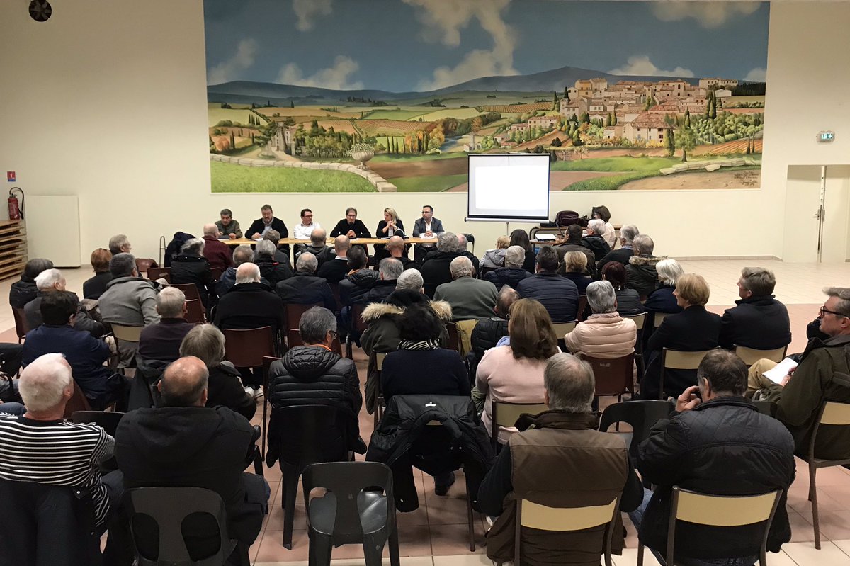 Les habitants du quartier Montredon sont venus nombreux à la réunion publique d’information de Carca Agglo et @suezFR. 
« Nous savons et comprenons que les odeurs que vous subissez sont inacceptables. » reconnaît Roland Combette de Carca Agglo