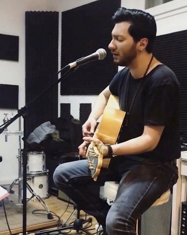 elvisnick_real's tweet photo. -10!
Continuano le prove per l’ #AlmostUnplugged show! 🎤🎸🎶
#elvisnick #unplugged #j200 #show #acousticguitar #epiphone #guitar #concert #rehearsal #singer #guitarplayer #musician #photooftheday #artist https://t.co/SqXwMulStw