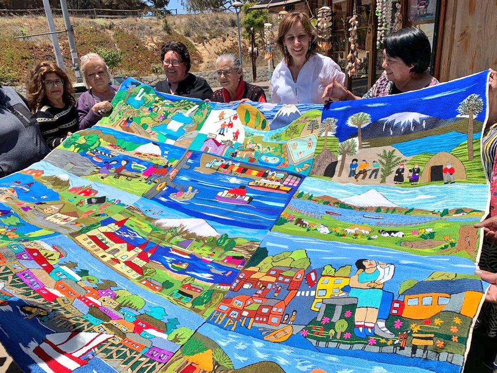 culturasvalpo's tweet photo. ⭕Felicitamos a las bordadoras de Isla Negra por este bello trabajo, donde han plasmado la identidad de las zonas norte y sur del país. La iniciativa se concretó gracias al área de Fomento a la Cultura y el programa de Fortalecimiento de la Identidad  Cultural. https://t.co/Z2VPBuzIs8