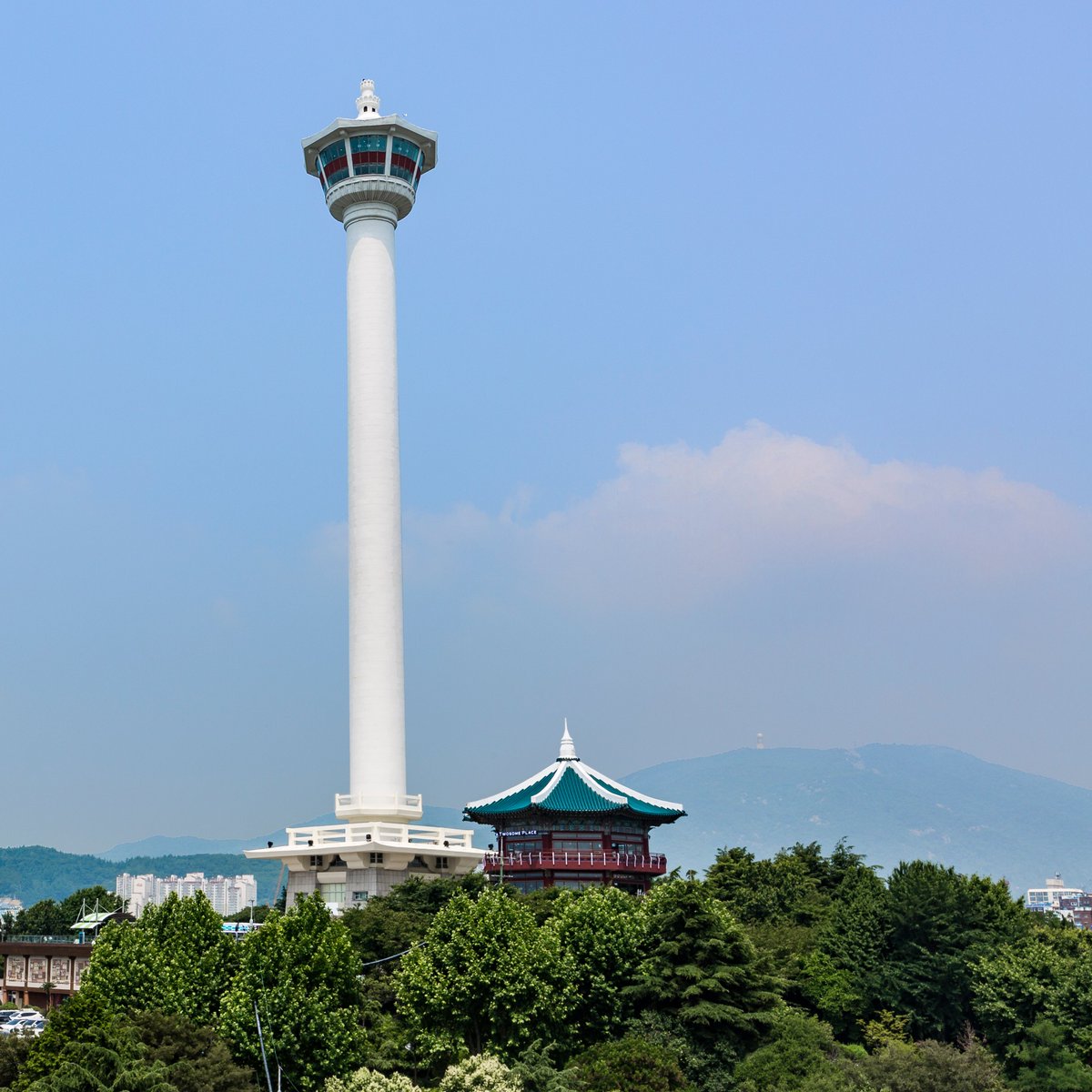 LaTourEiffel's tweet photo. #CalendrierdelAvent - Jour 4⃣
Pour patienter jusqu'à #Noël, découvrez chaque jour une grande tour du monde ! Aujourd'hui, partons à #Busan en #CoréeduSud pour admirer l'architecture de la #BusanTower. Mais quelle est sa hauteur ? https://t.co/iRhpT5KkiB
