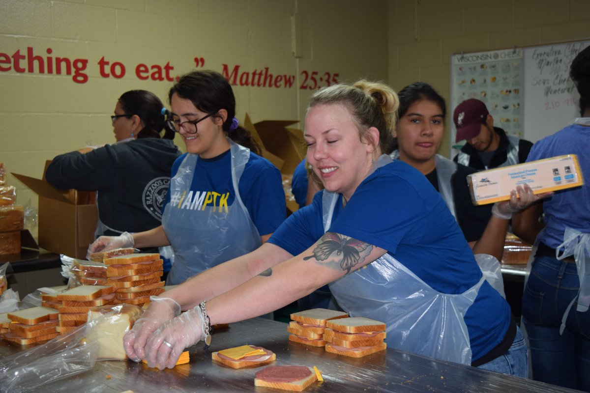phi_iota's tweet photo. Working with St. Phillips College, SA was so fun!  Our Chapters knocked out this volunteer job like nothing!! #IamPTK #PTK #PACProud #PaloAltoCollege #Volunteering #Volunteer #HavenForHope #SanAntonioFoodBank https://t.co/EC8DXUL7Mu