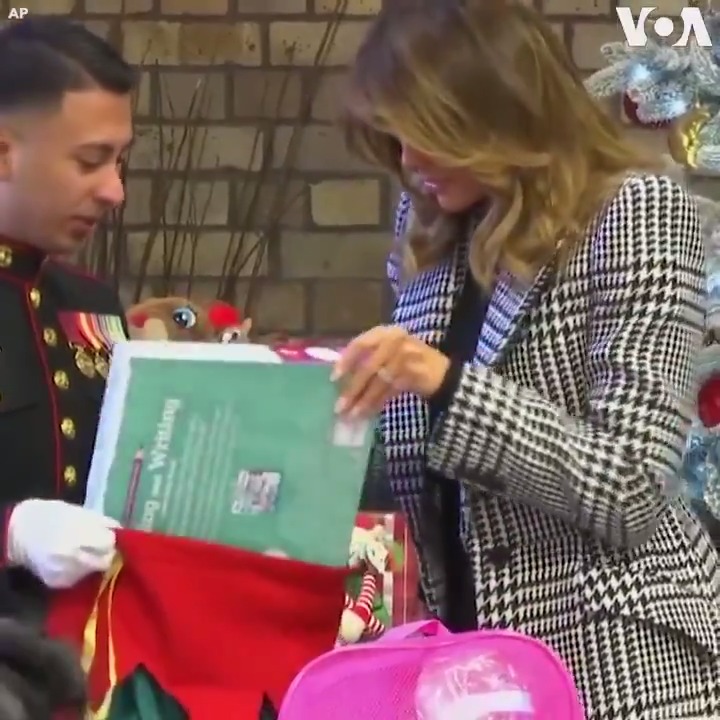 ▶️U.S. first lady Melania Trump visited a Salvation Army center in east London, Wednesday, December 4, sitting with children to make Christmas ornaments and helping to put gifts in bags.
👉London Children Sing Holiday Tune to Melania Trump
https://www.voanews.com/usa/london-children-sing-holiday-tune-melania-trump …