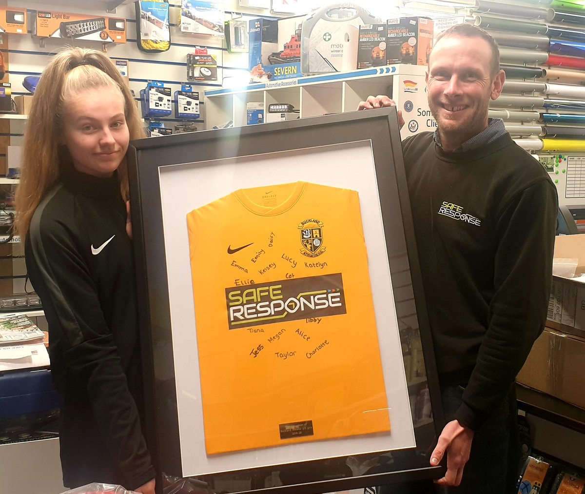 Bucklandjuniors's tweet photo. Our U15 captain Ellie presenting our main shirt sponsor with his very own signed framed shirt #COYY 💛⚽️ @SafeResponse @WhatsonSW @BAWomenFC @OfficalBAFC @ClubnetsUK @mdaupdates https://t.co/ETUXOGaQYk