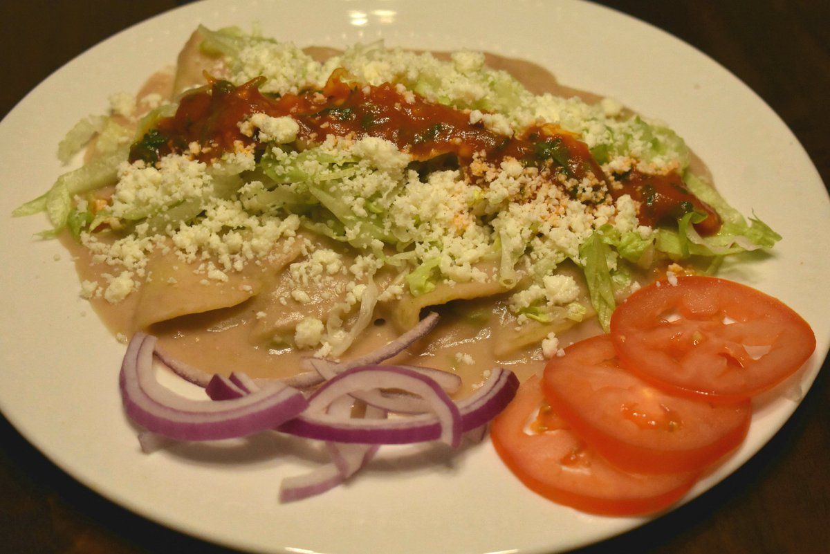 CasaOregel's tweet photo. Efrijoladas is a great vegetarian option that is quite delicious! #enfrijoladas #mexicanfood #comidamexicana #mexicancuisine #frijoles #beans #lettuce #cheese #salsaroja #redsalsa #vegetarian #casaoregel https://t.co/gw4B0GrEY3