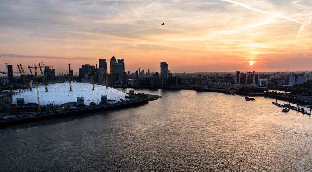 .#London #sunset. Photographed from @EmiratesAirLDN. #photography #travelphotographyguide #londonphotographyguide #londonphotographer #thisislondon #londontourist #lovelondon #visitlondon