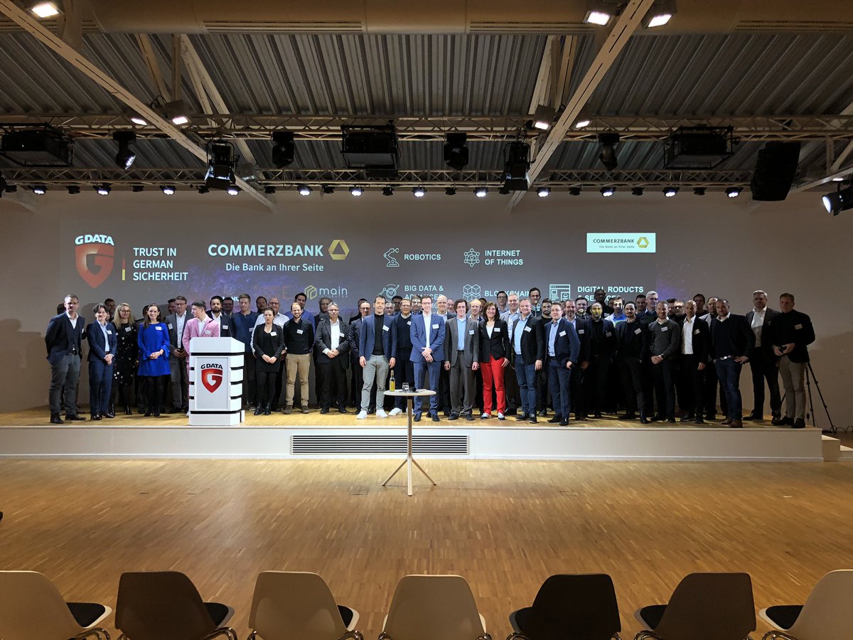 Plankemann's tweet photo. #neuesprobieren Das Panel des heutigen #openspaceCLUB der #Commerzbank besteht aus ALLEN Teilnehmern - gemeinsam diskutieren und sich vernetzen! Dank an @GDATA, @RuhrHub, @OpenspaceBerlin , @mainincubator und viele mehr! https://t.co/dBP4hwYVl4