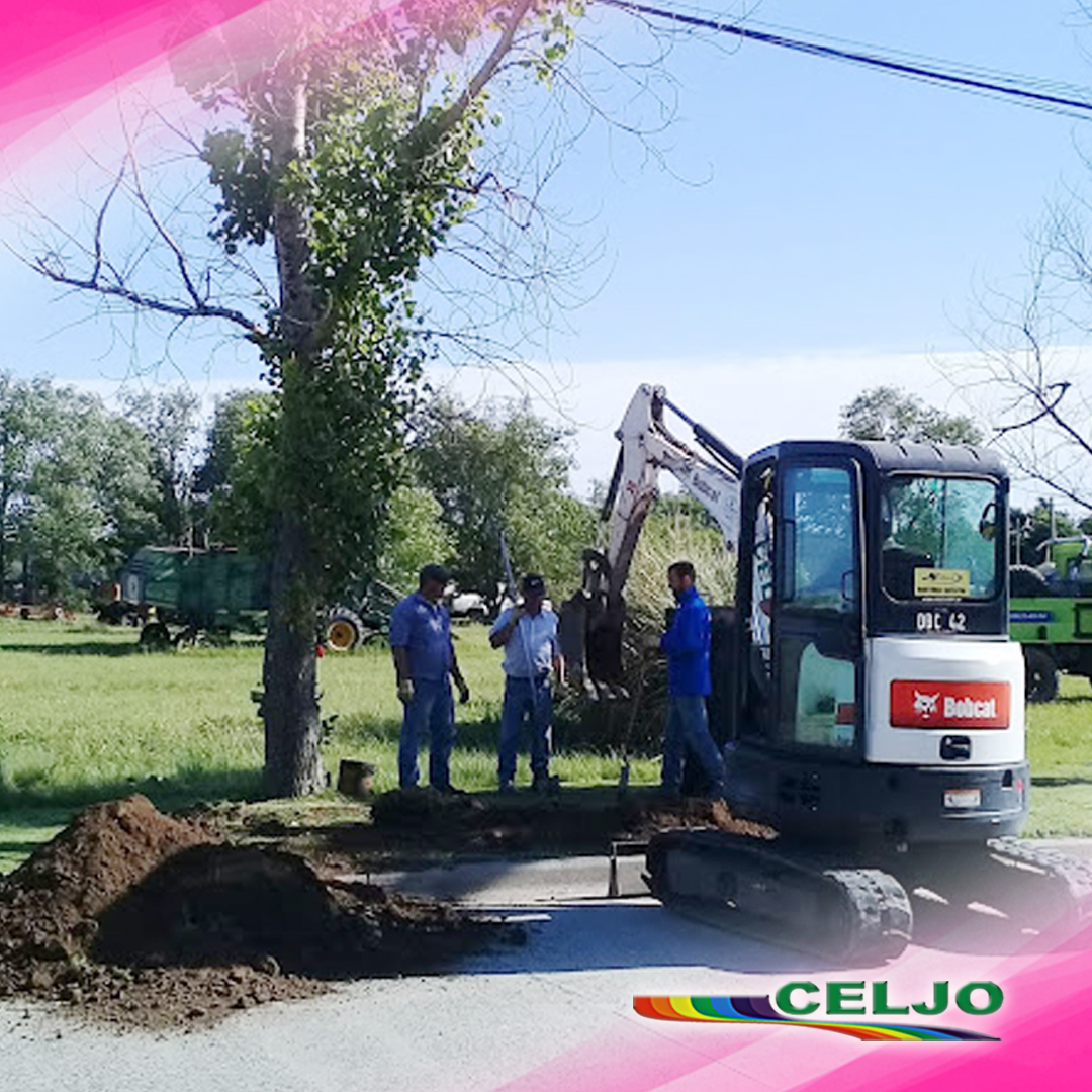 CoopCELJO's tweet photo. Continuamos con la construcción de bases para columnas que unirán los nuevos barrios del oeste al tendido eléctrico del pueblo, por calle Int. Riberi. https://t.co/RdsEiIbCcD