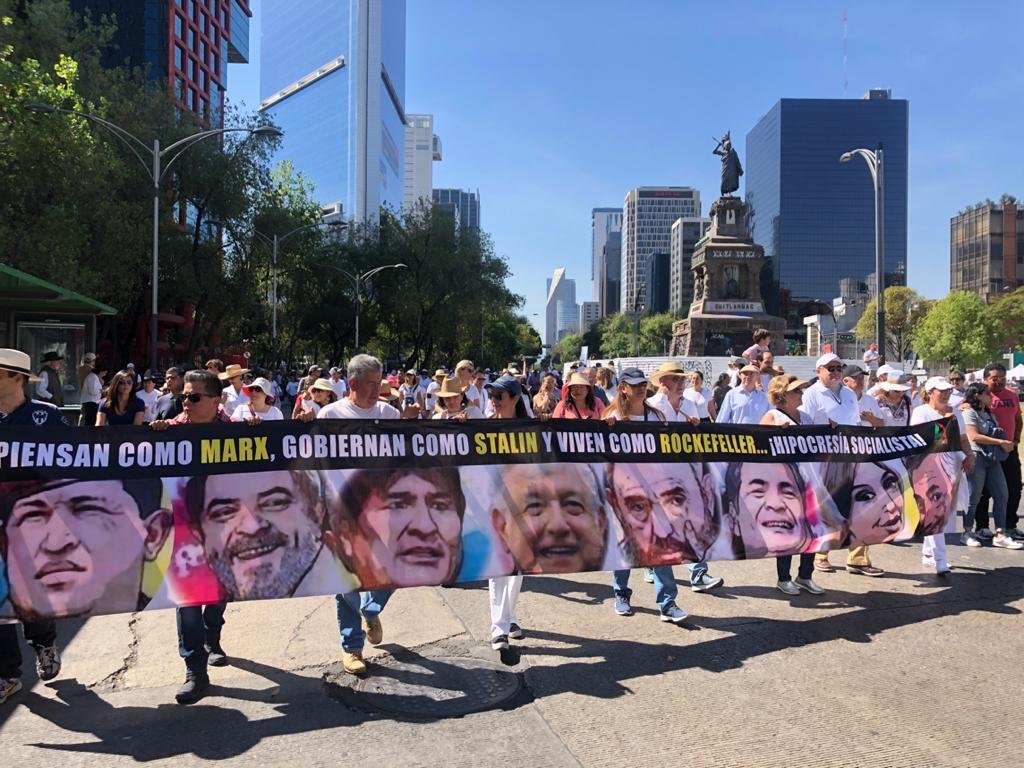 lpbragancabr's tweet photo. Protestos contra o Presidente Obrador do México: gostei do resumo que descreve como de fato são os governantes socialistas: "Pensam como Marx, governam como Stalin e vivem como Rockerfeller." https://t.co/notmoPV2ZT