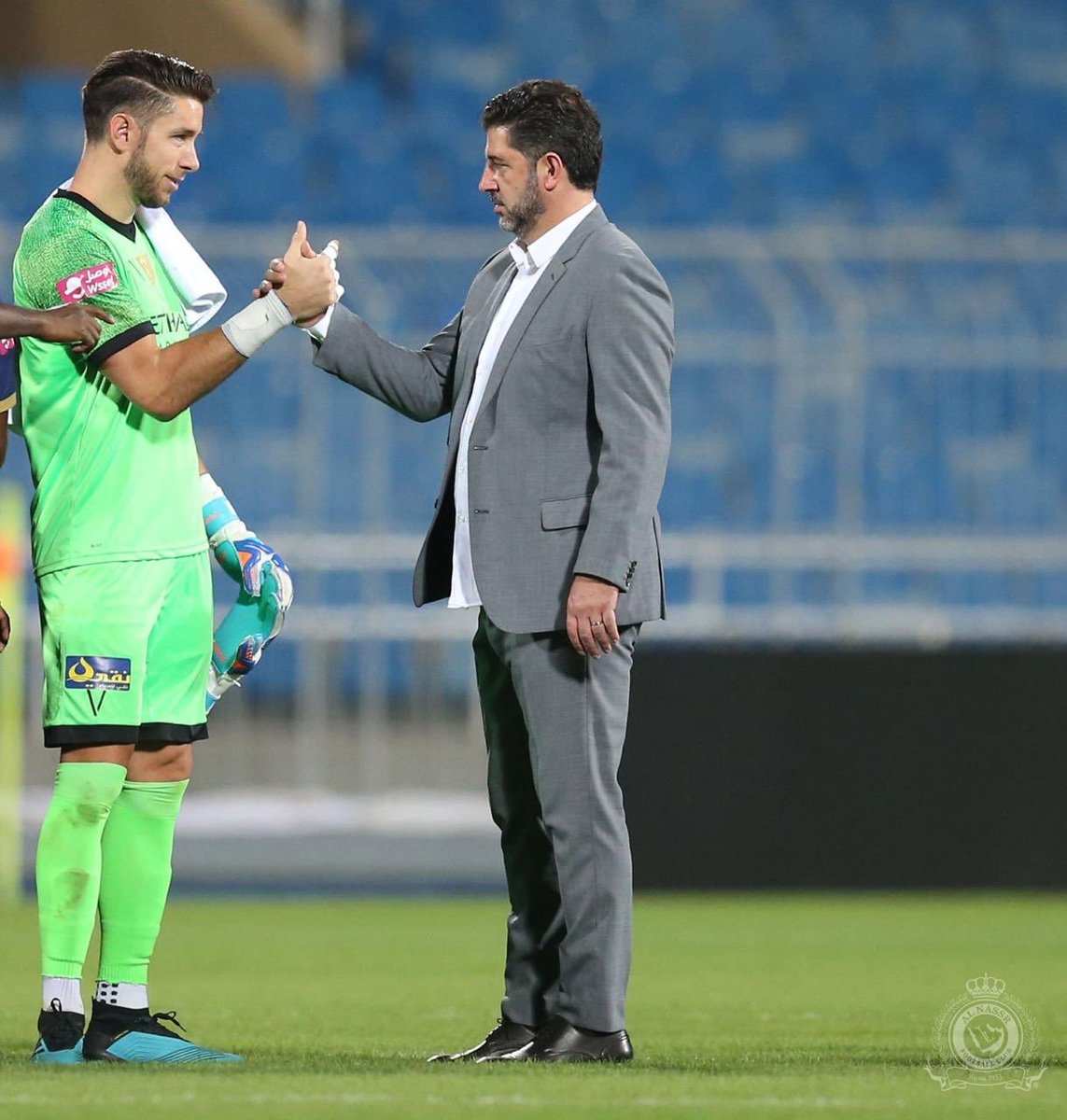 من يستحق قفاز الإجادة هذا الموسم..... 🤔؟

#جونز حارس #النصر..... ❤️

#المعيوف.. حارس #الهلال🔁