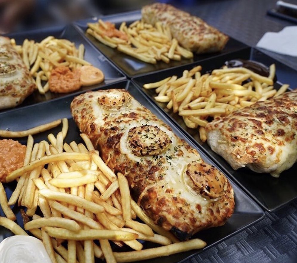 La Marinade, 110 Rue du 4 août 1789, 69100 Villeurbanne. (Métro Flachet).Restauration rapide halal (il y a des burgers, pizzas et autres grillades).Mais surtout LE meilleur tacos de Lyon. 10/15 euros maximum