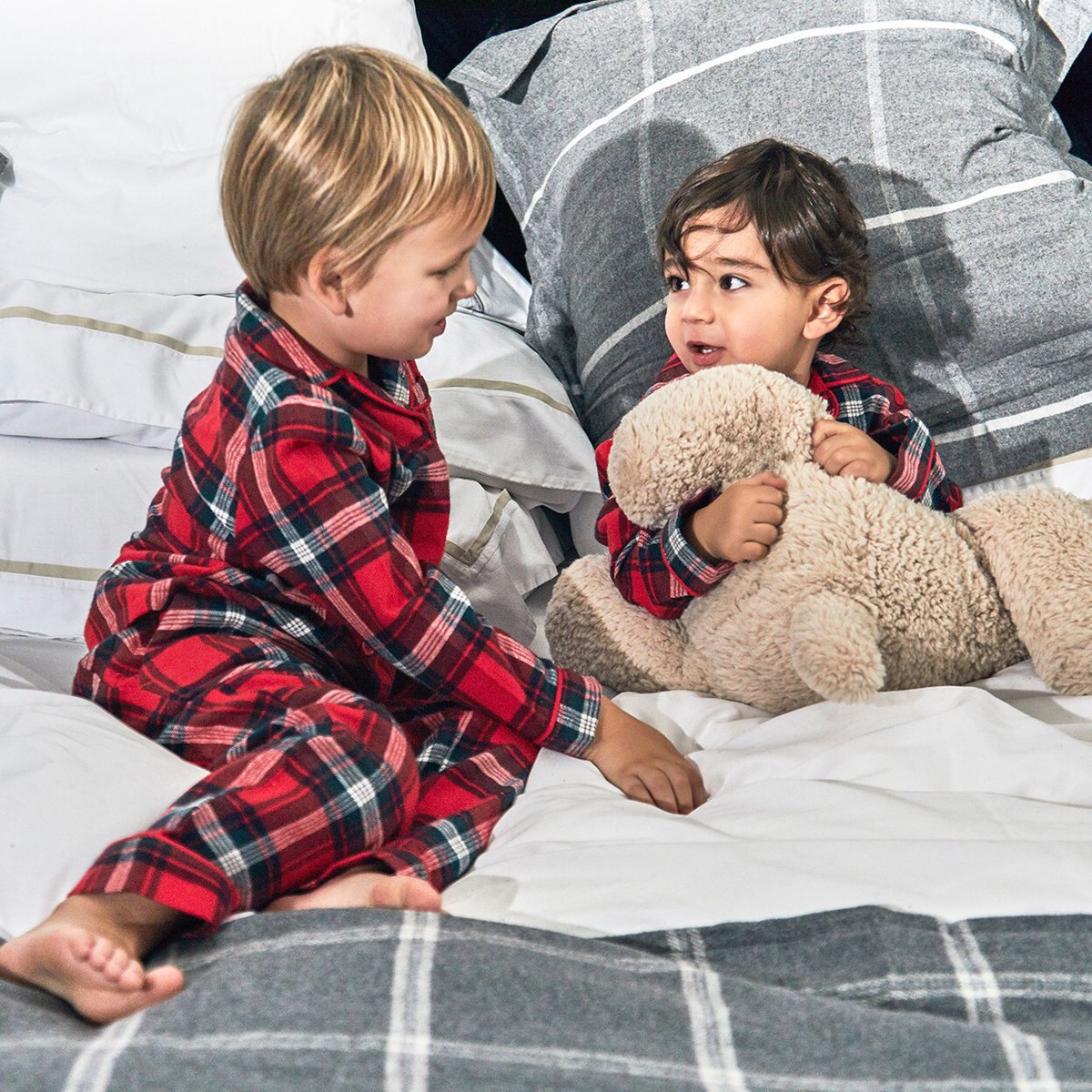 It’s hump day and our bed is the only place we want to be. 👶💕
Share your little one’s bedtime routine below!

#fifiandfriends #babyskincare #bedtime