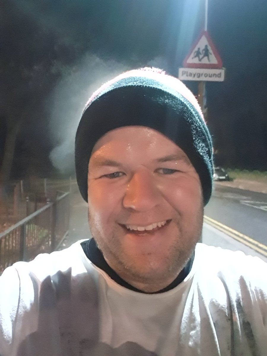 S_eastwood's tweet photo. Think it's cold out and I'm rather warm π€£π€£. Annoyingly it didn't auto pause for the 2 mins i was waiting at traffic lights. Oh well another 5km under the belt. Another 40km before xmas needed! #runningcommentry https://t.co/e19MGXXB6N