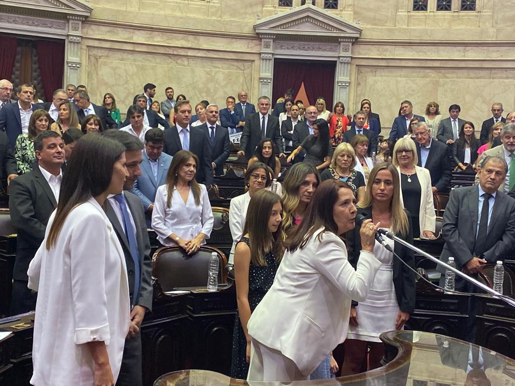 MariaLujan_Rey's tweet photo. Acabo de jurar cómo Diputada Nacional y quiero compartir la gran emoción que siento! Por cada víctima de la corrupción y la impunidad, por Lucas, seguiré siempre defendiendo los valores que nos permitan construir un país mejor!
Gracias x acompañar!! https://t.co/S50G4Fav3k