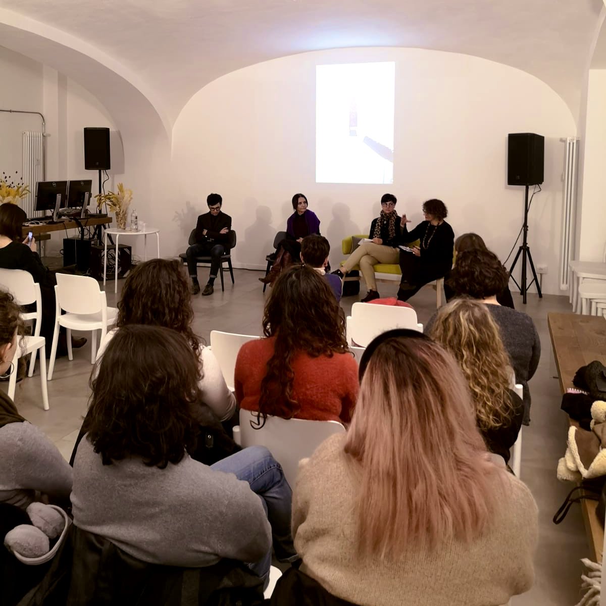 Questa sera al @CdD_torino si svelano i segreti della collezione #HABITAT in un talk dove si confrontano il designer @Gio_Botticelli, l’azienda #Mazzucchelli1849 e la gallerista #SWINGdesignGallery. Il #designer rivisita l’ #acetato di #cellulosa