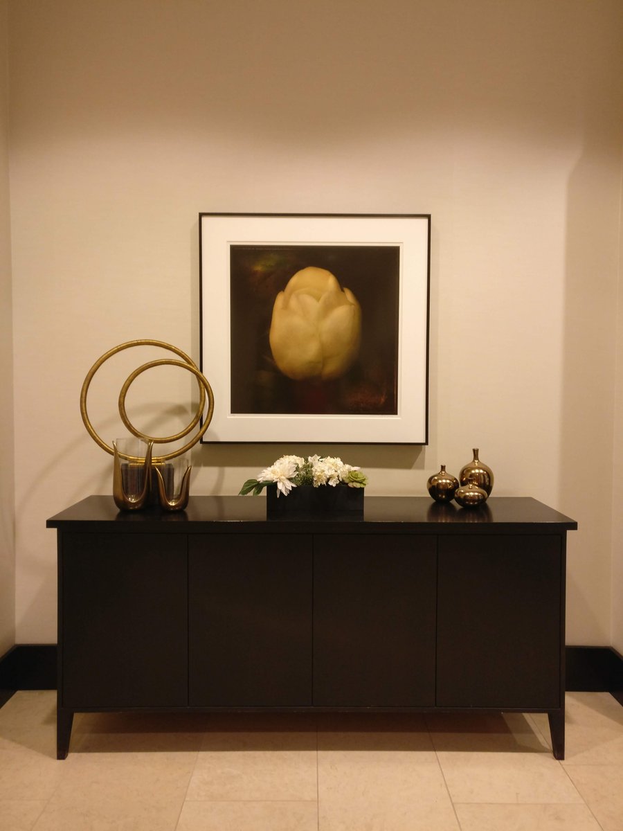 LaretCasella's tweet image. Fresh accessories on a timeless console make for a nice change in a busy corridor! ⁠
⁠
⁠
#recipesforsuccess #featurewalldesign #adelicia #creationofdetails #vasesplantsscupturecandles #facelift #casellainteriors