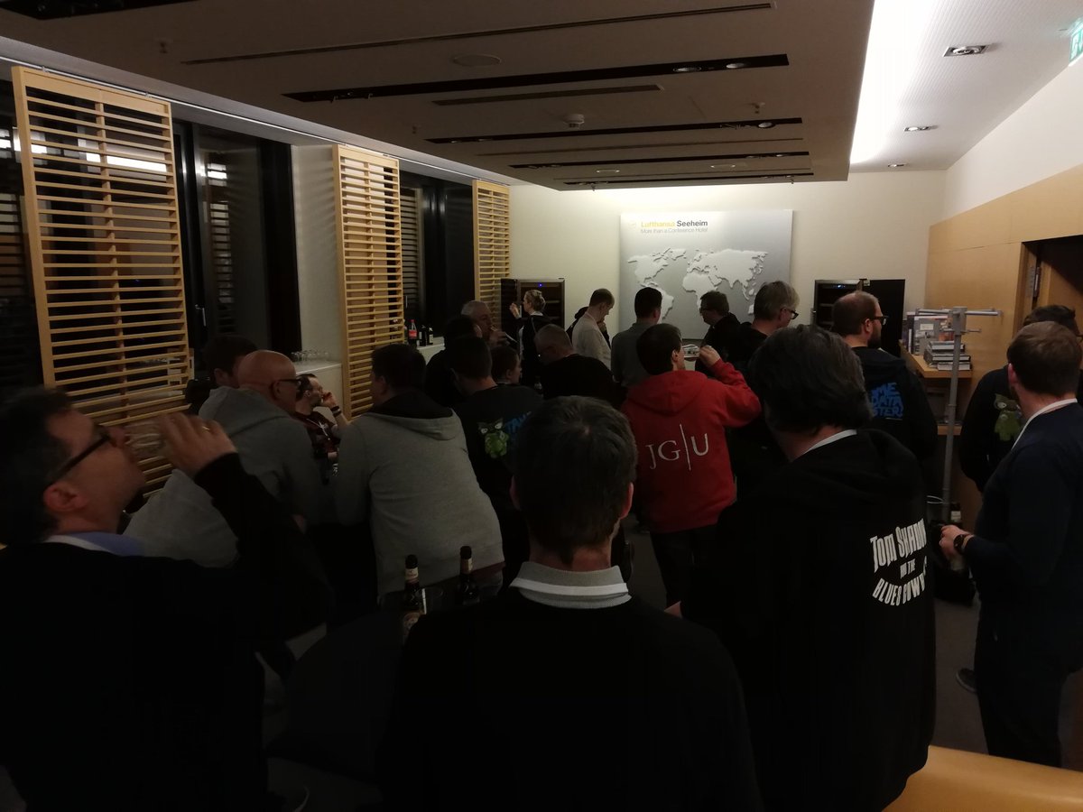 SQLPaparazzo's tweet photo. Gleich geht's los
#Passcamp Bierdeckel Session

Teilnehmer fragen , MVPs antworten https://t.co/fjM3CYSWLn