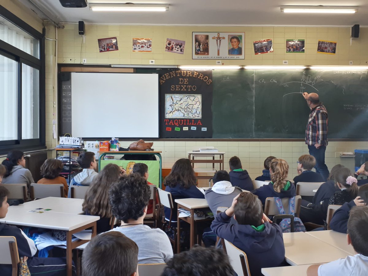 SafaBurgos's tweet photo. Además de seguir de cerca la #COP25 hoy los alumnos de 6° hemos tenido una visita muy especial. Hoy Roberto ha venido a explicarnos a través de la biología y de la química, qué es lo que está pasando con nuestro planeta y cómo podemos frenar la situación en nuestro día a día. https://t.co/rDXrK5q0dU