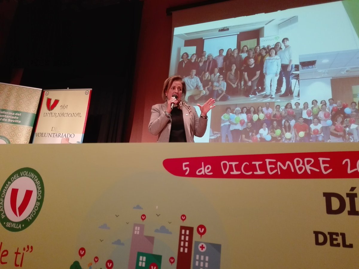 La coordinadora de <a href="/phombresevilla/">Proyecto Hombre Sevilla</a> ,sobre el escenario de la delegación territorial de <a href="/ONCE_oficial/">ONCE</a> Sevilla #Voluntariado